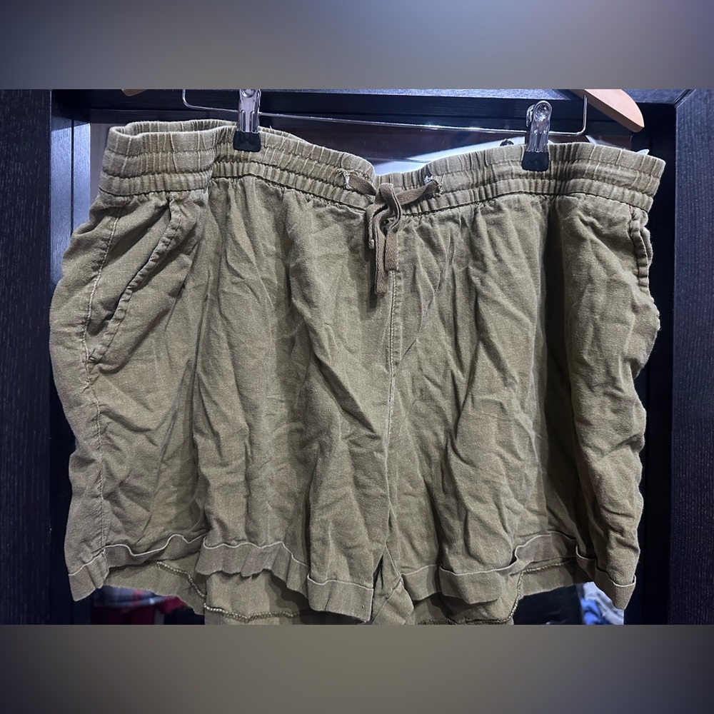 Old Navy Women's Cargo Shorts in Army Green